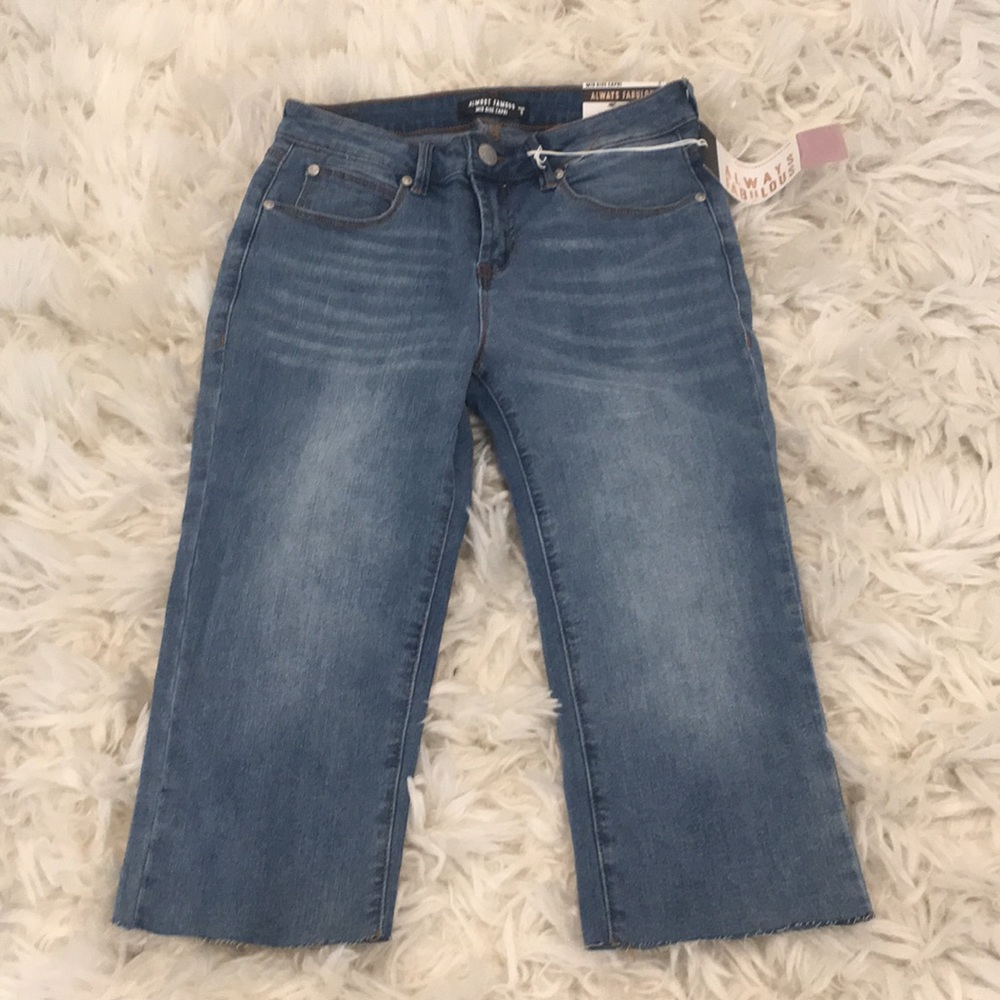• Capri Jeans  • 🌸 • Below Knee •